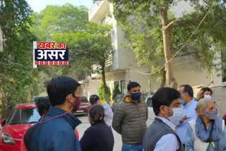 je  arrived to investigate illegal building in vasant kunj