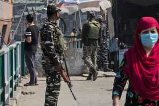 Militant  Jammu and Kashmir  Pulwama  search operation in Pulwama  Chatpura village of south Kashmir  Indian army  jammu and kashmir  jammu and kashmir news  militant  militant held  ജമ്മു കശ്‌മീർ വാർത്തകൾ  രഹസ്യാന്വേഷണ വിഭാഗം  ജമ്മു കശ്‌മീരിൽ തീവ്രവാദിയടക്കം രണ്ട് പേർ പിടിയിൽ  തീവ്രവാദിയടക്കം രണ്ട് പേർ പിടിയിൽ  തീവ്രവാദി  പുൽവാമ  ചത്പുര