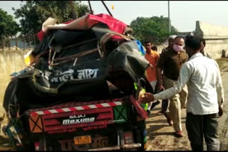 ट्रक-ऑटो की टक्कर में दो की मौत