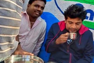 shivarajkumar drinks  tea at road side teashop in mysore