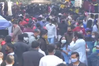 Shoppers throng Delhi's Sarojini Nagar Market despite surge in COVID cases