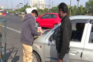 Over 1,300 people without masks penalised: Noida Police  ഡൽഹിയിൽ കൊവിഡ് പ്രോട്ടോക്കോളുകൾ പാലിക്കാത്തവരിൽ നിന്ന് പിഴ ഇടാക്കി പൊലീസ്  ഡൽഹിയിൽ കൊവിഡ്  ന്യൂഡൽഹി  കൊവിഡ് വ്യാപനം രൂക്ഷം