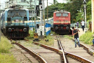 Youth dies in selfie on railway track