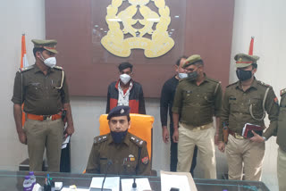 खुलासा करती पुलिस