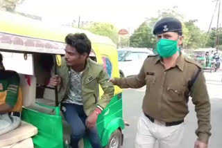 Police cut challan for not wearing mask