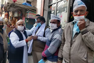 EDMC Councilor Ram Raj Tiwari distributing masks in Brahmapuri