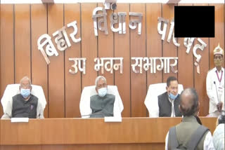 8 Newly-elected MLCs  MLCs take oath in Patna  Chief Minister Nitish Kumar  Deputy CM Tar Kishore Prasad  Awadhesh Narain Singh.  ബിഹാറില്‍ പുതുതായി തെരഞ്ഞെടുക്കപ്പെട്ട എട്ട് നിയമസഭാംഗങ്ങള്‍ സത്യപ്രതിജ്ഞ ചെയ്‌തു  മുഖ്യമന്ത്രി നിതീഷ് കുമാര്‍  ബിഹാര്‍ നിയമസഭ  ബിഹാര്‍ ഇലക്ഷന്‍