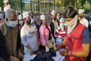 Somnath Bharti distributed free masks to people in Gautam Nagar