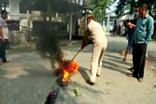 মৰিগাঁৱৰ বৰচিলাত টায়াৰ জ্বলাই প্ৰতিবাদ প্ৰতিবাদকাৰীৰ