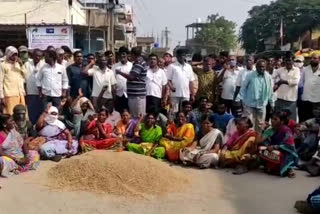 farmers protest at bhoodan pochampally in yadadri bhuvanagiri