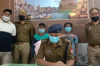 पुलिस हिरासत में पकड़े गए अभियुक्त.