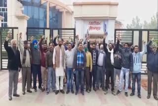 Residents of Mohalla Salwara protest slogans against municipal officials