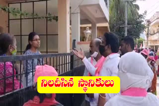 locals deposed the corporator came to ghmc election campaign in venkatapur division