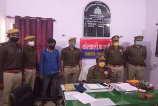 पुलिस की गिरफ्त में इनामी.