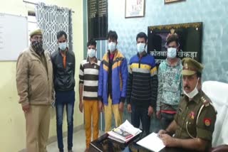 खंडहरों में छिपे बदमाशों को पुलिस ने मुठभेड़ में दबोचा