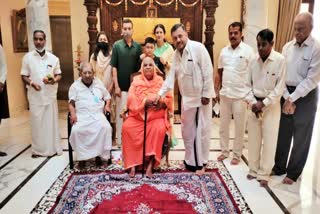 kodimath shree visits shamanuru shivashankarappa residence