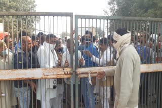 Aadhati and farmers agitated after the closure of buying millet, locked the mandi gates