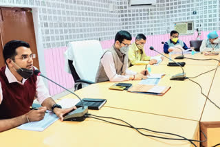 Commissioner Vijay Vishwas Pant meeting with officials