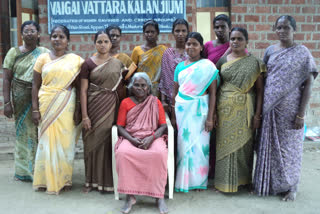 Vajpayee touched Social activist Chinna Pillai feet Social activist Madurai Chinna Pillai Madurai Vajpayee Madurai Chinna Pillai வாஜ்பாய் வணங்கிய மதுரை சின்னப் பிள்ளை மதுரை சின்னப் பிள்ளை களஞ்சியம் இயக்கம் மதுரை ஸ்த்ரீ சக்தி புரஸ்கார் வறுமை