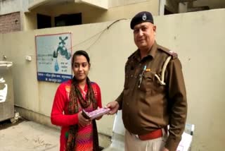 Police presented an example of honesty by returning purse full of money