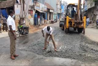 Traffic police road work in kanniyakumari  Traffic police repaired damaged roads at their own expense in kanniyakumari  Traffic police repaired damaged roads  kanniyakumari damaged roads  கன்னியாகுமரி சேதமடைந்த சாலைகள்  போக்குவரத்து புலனாய்வு காவல் துறை  செட்டிக்குளம் கோட்டார் சந்திப்பு