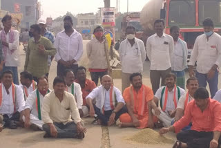 congress leaders protest on addanki by pass road at narketpally