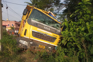 5 dead in a road accident, road accident in nayagarh, ନୟାଗଡ଼ରେ ମର୍ମନ୍ତୁଦ ସଡ଼କ ଦୁର୍ଘଟଣା, ଡମ୍ଫର ଧକ୍କାରେ 5 ମୃତ, ବଢ଼ିପାରେ ମୃତକଙ୍କ ସଂଖ୍ୟା, 5 ଜଣଙ୍କର ମୃତ୍ୟୁ, ଡମ୍ଫର ଧକ୍କା