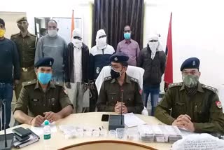 पुलिस की गिरफ्त में आरोपी.