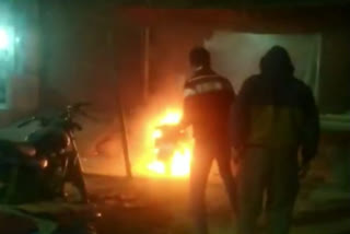 fire broke out in bike parked in shop at Ghaziabad