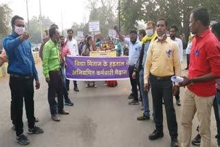 Vidya Mitanin Sangh sitting on strike