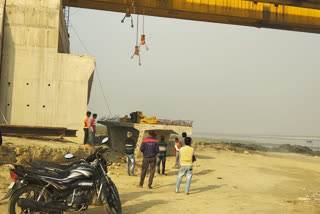 पुल का स्लैब गिरने से 4 मजदूर घायल