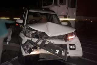 Eight vehicles sandwiched between two containers on Pune-Bangalore highway five injured