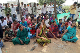 Family members of a young woman killed by  lover held  protest  at kalyanadurgam