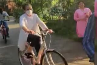 Sonia Gandhi cycling in Goa: video
