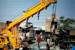 bus full of laborers overturned