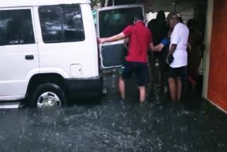 வேளச்சேரி நிவர் புயல் பாதிப்பு  வேளச்சேரி மழை பாதிப்பு  Velachery police rescue civilians trapped in rain water  Nivar Storm Damage In Velachery  Velachery Rain Damage