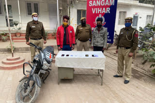 Two snatchers arrested by sangam vihar police also recovered 4 mobiles and bike