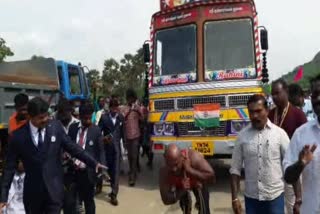 Lorry pulling world record  10டன் லாரியை கயிற்றைக் கட்டி இழுத்து உலக சாதனை  A Man Lorry pulling world record In Kanniyakumari  சோழன் உலக புக் ஆஃ ரெக்கார்டு  Cholan World Book of Records