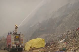 newdelhi ghazipur  ghazipur landfill  landfill fire doused  ഗാസിപൂരില്‍ തീപിടിത്തം  മാലിന്യ കൂമ്പാരത്തില്‍ തീപിടിത്തം  അഗ്നിശമനസേന യൂണിറ്റ്  ഈസ്റ്റ് ഡല്‍ഹി മുന്‍സിപ്പല്‍ കൗണ്‍സില്‍ മേയര്‍  east delhi mucipal council  gazipur fire