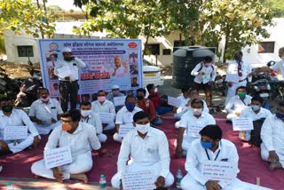 one-day-protest-of-railway-station-chiefs-against-privatization-of-railways-in-solapur