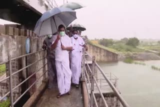 Chief Minister of Tamil Nadu visits Sembarambakkam Lake in the rain  செம்பரம்பாக்கம் ஏரி  Cm Visits Sembarambakkam Lake  Sembarambakkam Lake  CM Edapadi Palanisamy Visitings  தமிழ்நாடு முதலமைச்சர் எடப்பாடி பழனிசாமி