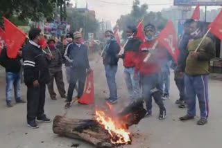 union-trade-protesters-block-road-in-laketown-and-newtown