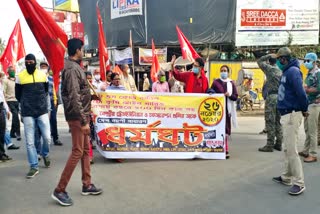 national-high-road-was-blocked-by-cpi-m-at-siliguri-more-raiganj