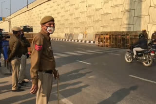 Heavy police force deployed at UP gate gaziabad due to Kisan movement