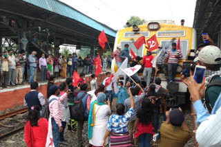 24-hours-strike-by-left-tred-unions-in-all-over-india-mix-effect-in-west-bengal