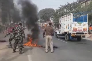 Police lathicharge for blocking gt road at Ilambazar in Birbhum