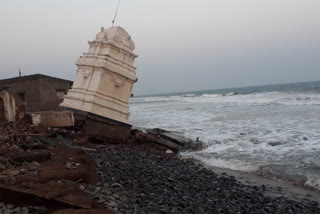 Temple collapsed by the sea waves  East Godavari district  damaged  ആന്ധ്രാപ്രദേശിലെ കിഴക്കൻ ഗോദാവരി  ശക്തമായ തിരമാലയിൽ ക്ഷേത്രം തകർന്നു  കനത്ത മഴ  വൻ നാശനഷ്‌ടം