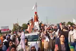 farmers broke barricading in karnal and move towars delhi