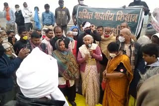 UP Police stopped Medha Patkar, Medha Patkar coming to Delhi, Farmer Protest, Uttar Pradesh border, किसान आंदोलन रैली, आगरा मुंबई राष्ट्रीय राजमार्ग, Kisan Andolan Rally, Agra Mumbai National Highway, मेधा पाटकर गिरफ्तार, किसान का धरना