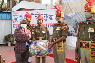 BSF welcome a member of the delegation from Bangladesh in Agartala